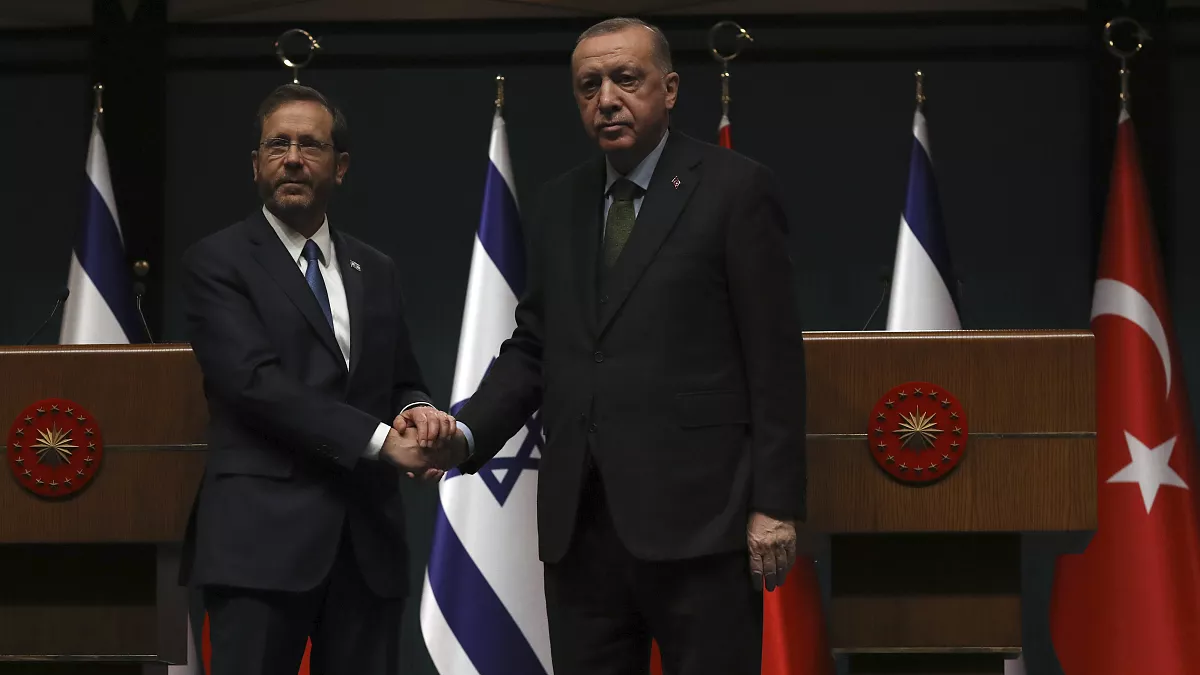 İsrailin Alıkoyduğu içinde milevekilerinin de olduğu 18 Türk yurda döndü